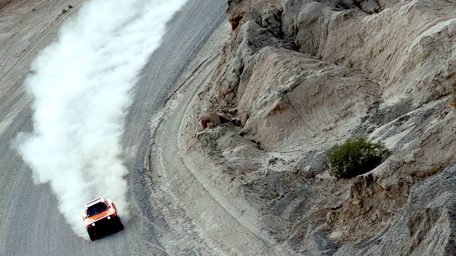 Carro deixa rastro de poeira durante a quarta etapa do rali Dacar, na Argentina