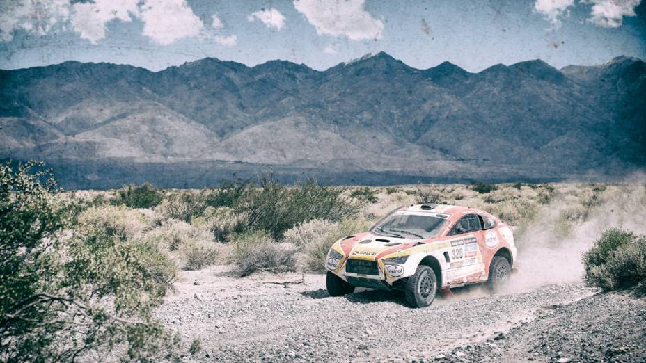 Carro deixa rastro de poeira durante a quarta etapa do rali Dacar, na Argentina