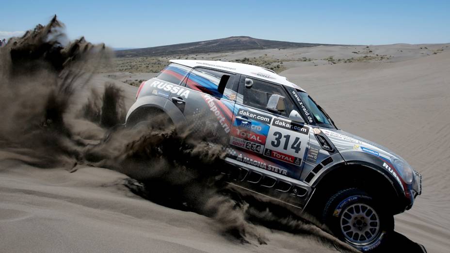 Carro desce uma duna de areia entre Chilecito e San Miguel de Tucumán, na Argentina