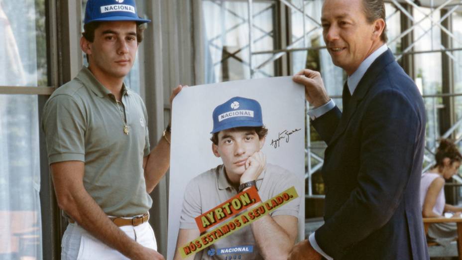 Ayrton Senna e cartaz de seu patrocinador, o Banco Nacional