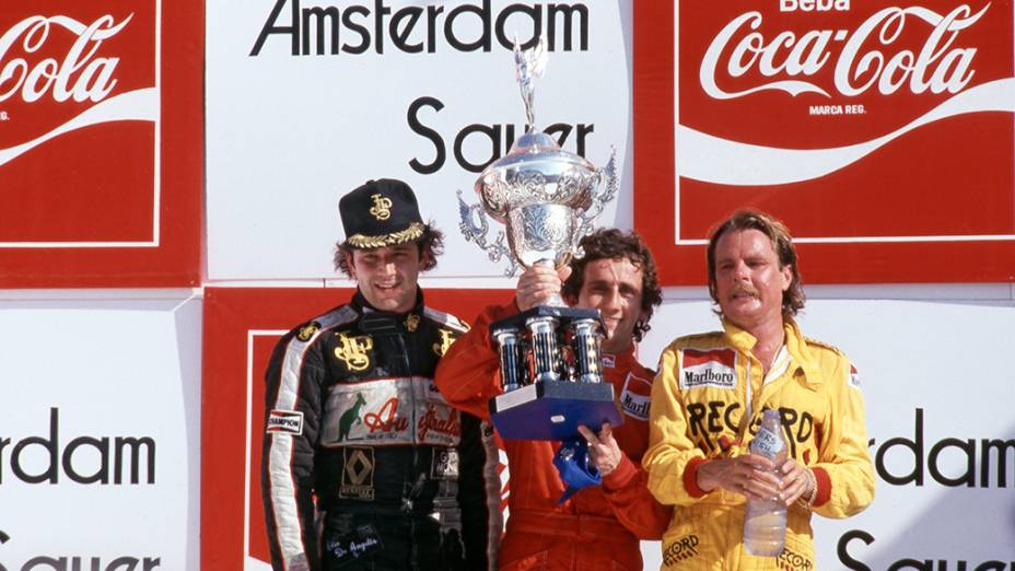 Pódio do GP do Brasil 1984, dia da estreia de Senna na F1: o vencedor foi Alain Prost (centro), seguido por Keke Rosberg (à dir.) e Elio de Angelis