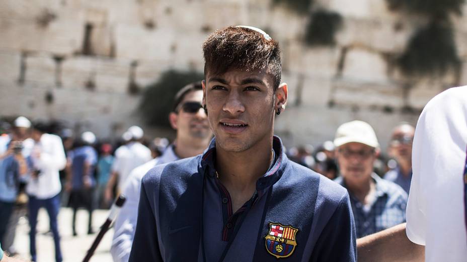 Neymar e seus companheiros de Barcelona estão no Oriente Médio para uma turnê de dois dias, com oficinas esportivas para crianças palestinas e israelenses