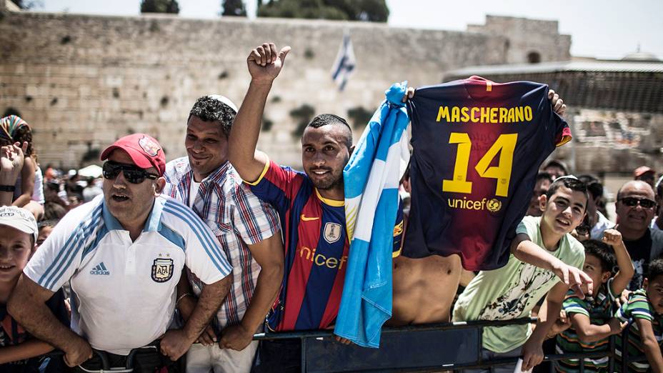Neymar e seus companheiros de Barcelona estão no Oriente Médio para uma turnê de dois dias, com oficinas esportivas para crianças palestinas e israelenses
