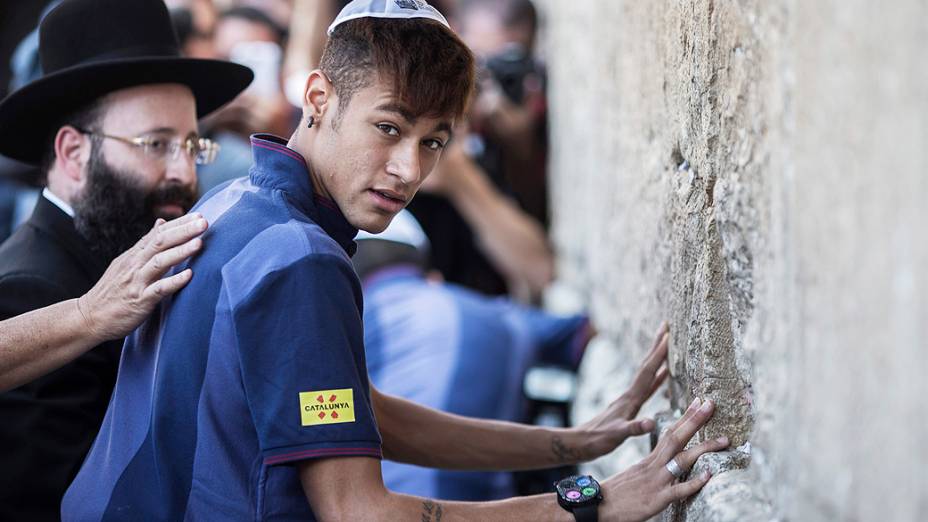 Neymar e seus companheiros de Barcelona estão no Oriente Médio para uma turnê de dois dias, com oficinas esportivas para crianças palestinas e israelenses