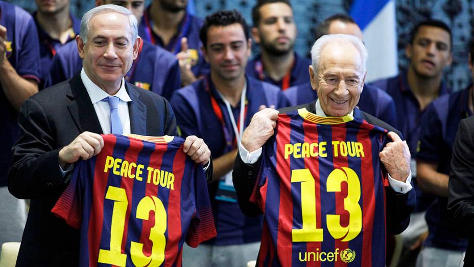 O presidente de Israel, Shimon Peres (D), e o primeiro-ministro, Benjamin Netanyahu, com camisas do Barcelona durante uma recepção na residência de Peres, em Jerusalém