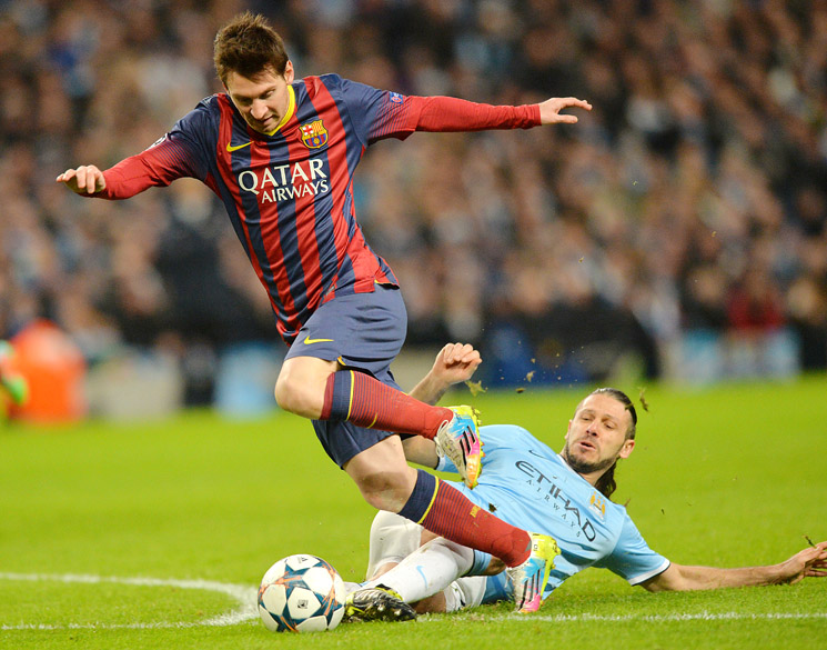 Martin Demichelis, do Manchester City, comete pênalti em Lionel Messi, do Barcelona, pelas oitavas de final da Liga dos Campeões, na Inglaterra