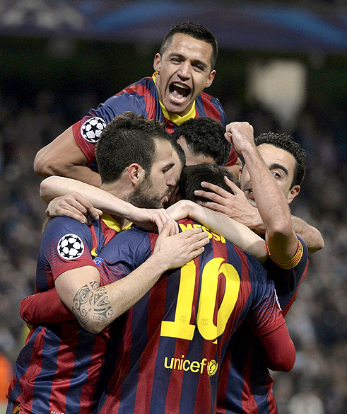Jogadores do Barcelona comemoram gol contra o Manchester City, pelas oitavas de final da Liga dos Campeões, na Inglaterra