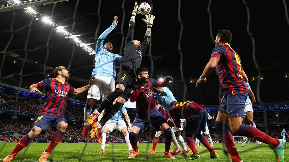 Goleiro Victor Valdés, do Barcelona, pega a bola após confusão na área em partida contra o Manchester City, pelas oitavas de final da Liga dos Campeões, na Inglaterra