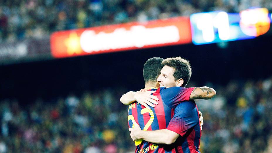 ...Messi comemorava com Dani Alves o seu gol, o primeiro dos quatro que o Barça fez antes dos 30 minutos de jogo