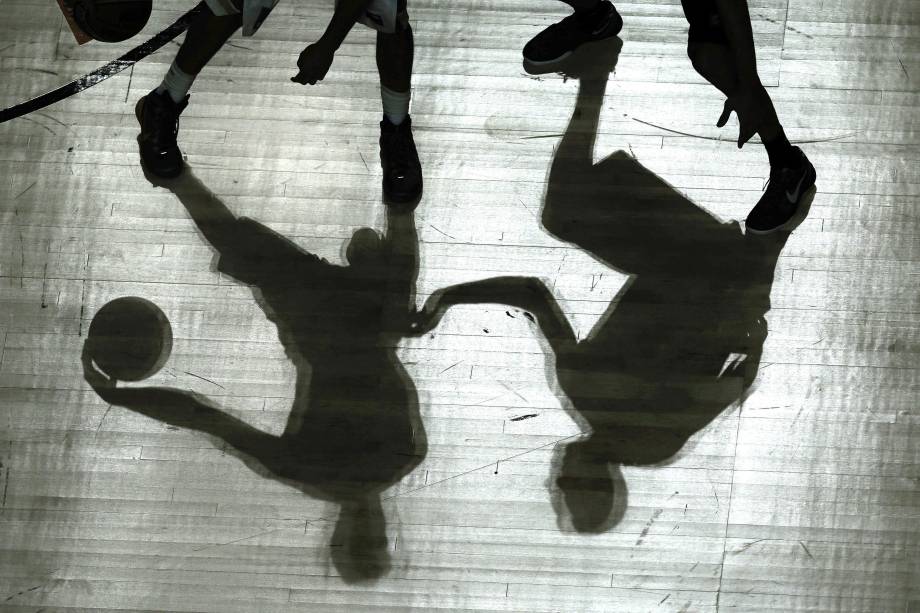 Sombras dos jogadores Raulzinho Neto, do Brasil, e o do argentino Pablo Prigioni, durante o Mundial de Basquete, em Madri