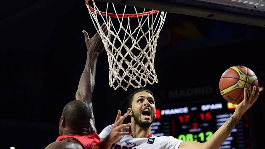 O jogador francês Evan Fournier é marcado ao tentar fazer a cesta, pelo espanhol Serge Ibaka, durante o Mundial de Basquete, em Madri