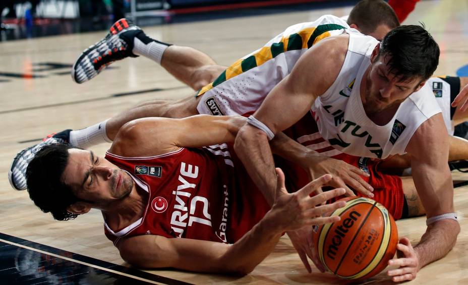 Jogadores da Lituânia e Turquia disputam no chão a bola, durante o Mundial de Basquete, em Barcelona