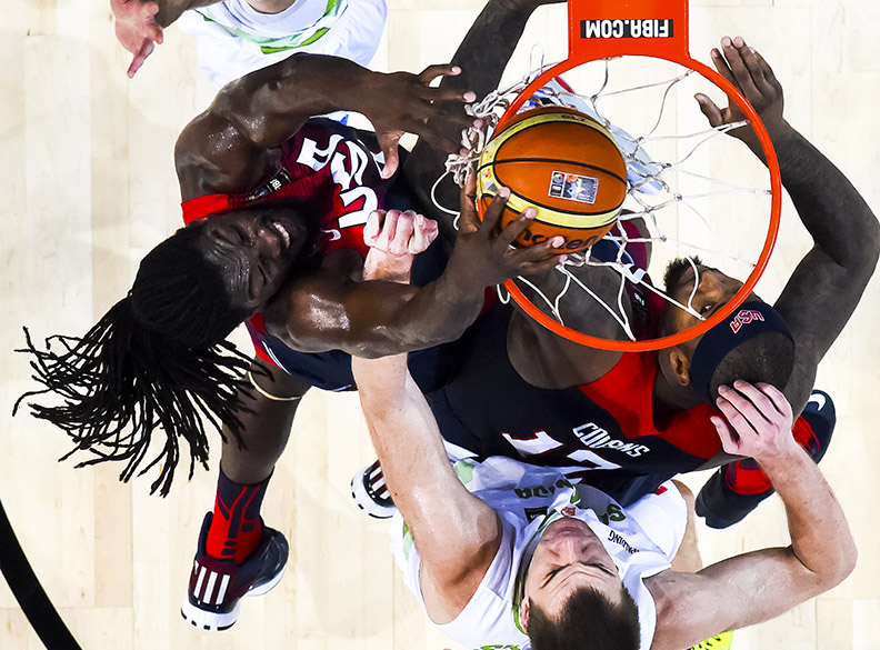 O americano Kenneth Faried marca uma cesta no jogo contra a Eslovênia, durante o Mundial de Basquete, em Barcelona