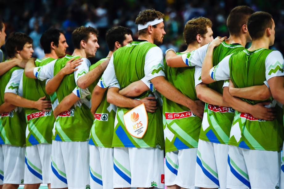 Jogadores da Eslovênia se abraçam durante o hino nacional, antes do jogo contra os Estados Unidos pelo Mundial de Basquete, em Barcelona