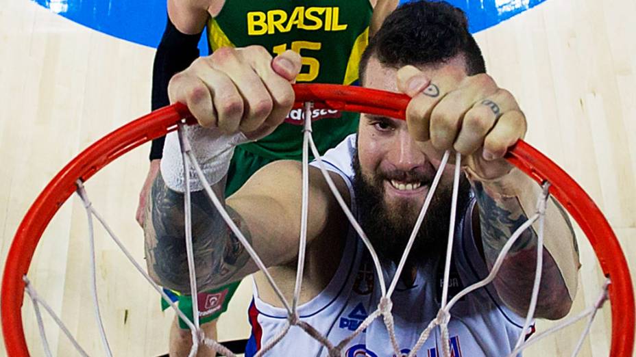 Miroslav Raduljica, da Sérvia, "enterra" a bola no jogo contra o Brasil, no Mundial de Basquete, em Madri