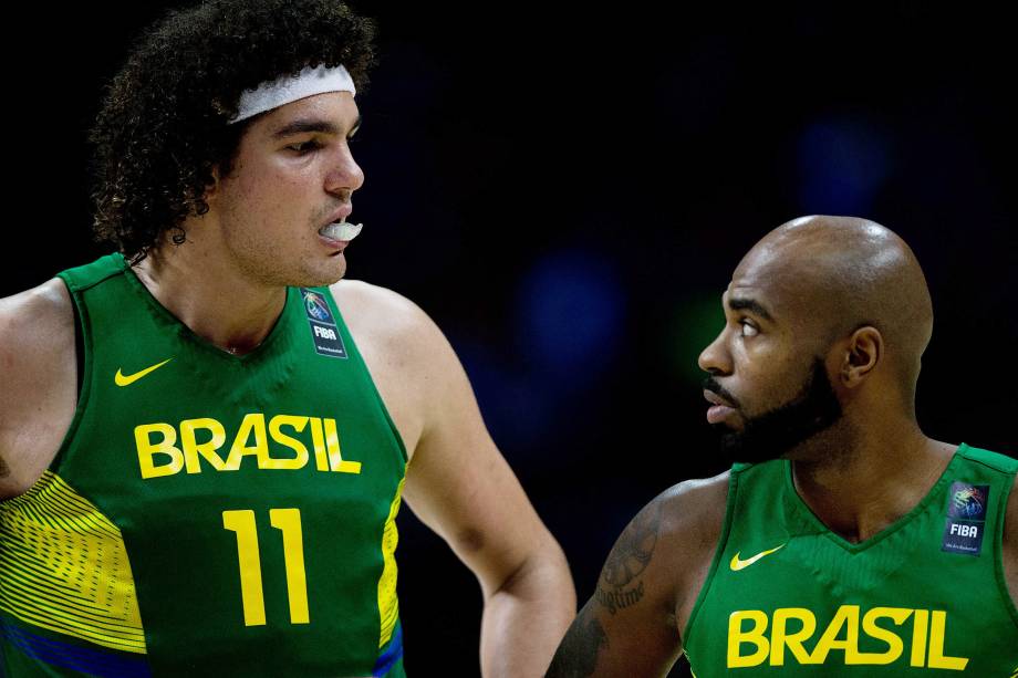 Reação dos brasileiros Anderson Varejão e Larry Taylor, após derrota para a Sérvia nas quartas de final do Mundial de Basquete, em Madri