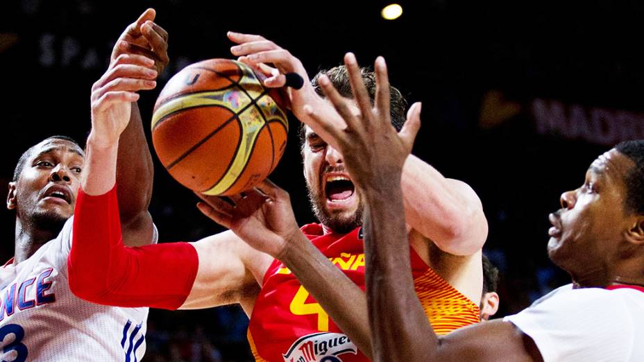 O espanhol Pau Gasol disputa a bola com jogadores da França, no Mundial de Basquete, em Madri