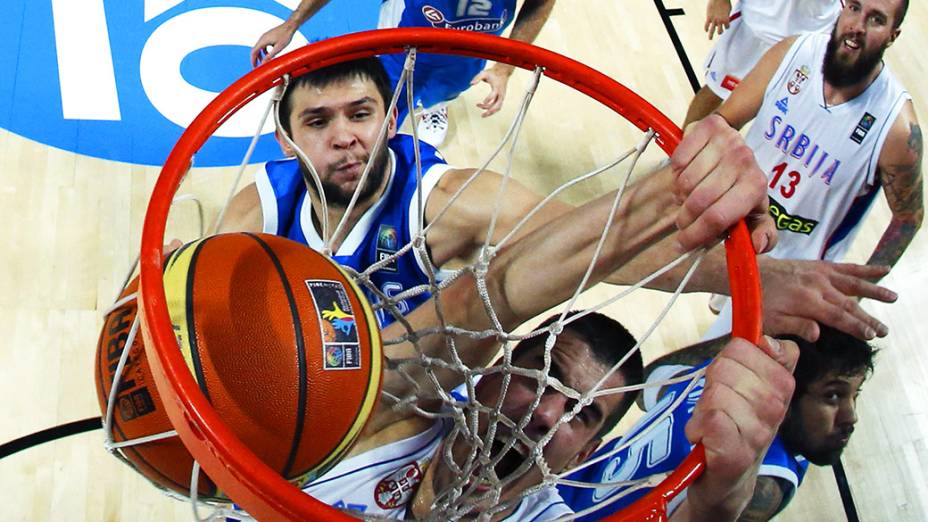 Nikola Kalinic, da Sérvia, "enterra" a bola no jogo contra a Grécia pelo Mundial de Basquete, em Madri