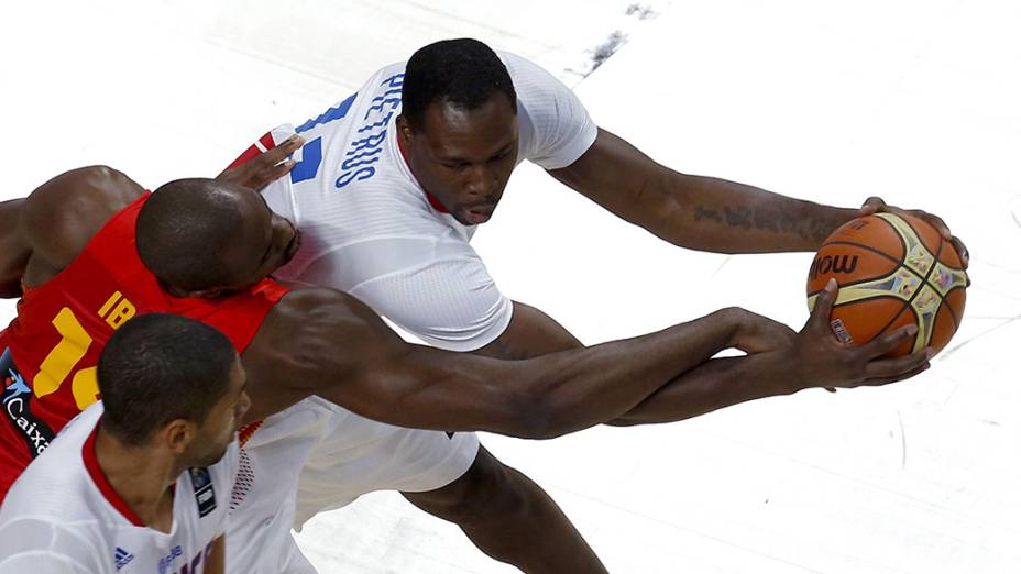 O espanhol Serge Ibaka dispita a bola com o Florent Pietrus, da França, durante o Mundial de Basquete, em Madri