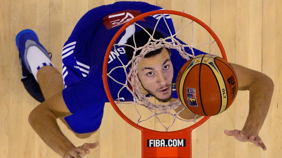 O francês Joffrey Lauvergne observa a bola cair no jogo contra a Espanha, no Mundial de Basquete, em Granada