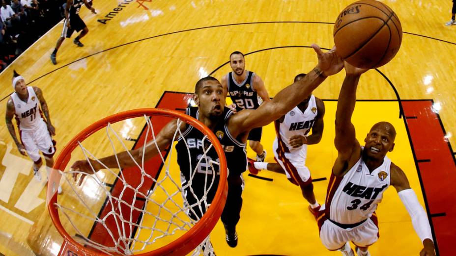Tim Duncan do San Antonio Spurs disputa a bola com Ray Allen do Miami Heat