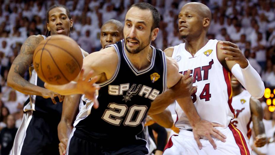 O argentino Manu Ginobili do San Antonio Spurs, em partida contra o Miami Heat