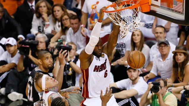 Jogador LeBron James do Miami Heat faz a cesta, durante o 6º jogo da final da NBA contra o San Antonio Spurs