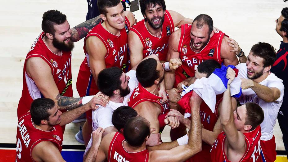 Jogadores da Sérvia comemoram a vitória sobre a França e a classificação para a final do Mundial de Basquete da Espanha, em Madri