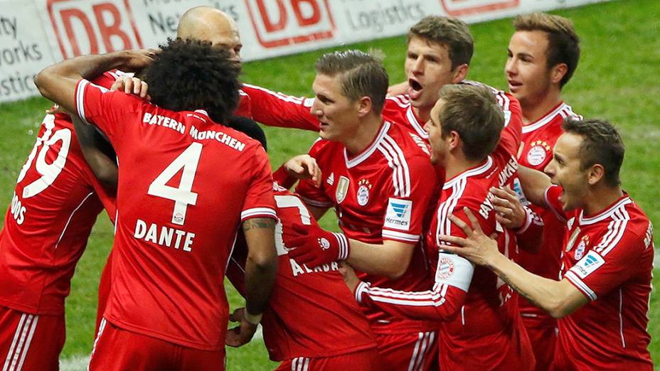 Jogadores do Bayern de Munique comemoram gol contra o Hertha