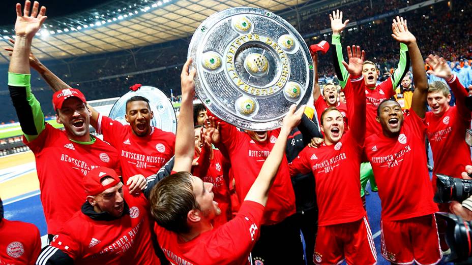 Jogadores do Bayern de Munique erguem um réplica do troféu do Campeonato Alemão, após vencerem o Hertha Berlim