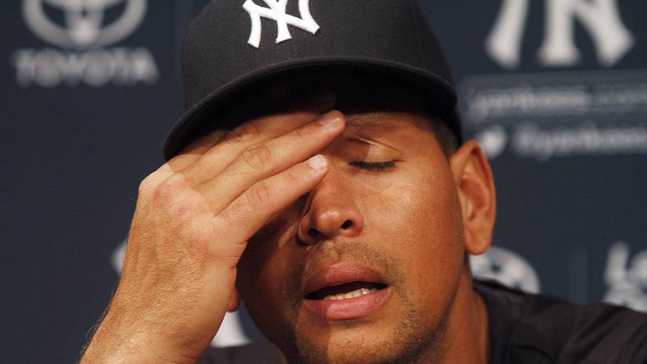 Alex Rodriguez do New York Yankees concedeu entrevista após a partida contra o Chicago White Sox no último dia (05) em Chicago, Illinois