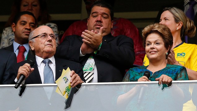 Joseph Blatter ao lado da presidente Dilma Rousseff, vaiada na abertura da Copa das Confederações no estádio Mané Garrincha em Brasília