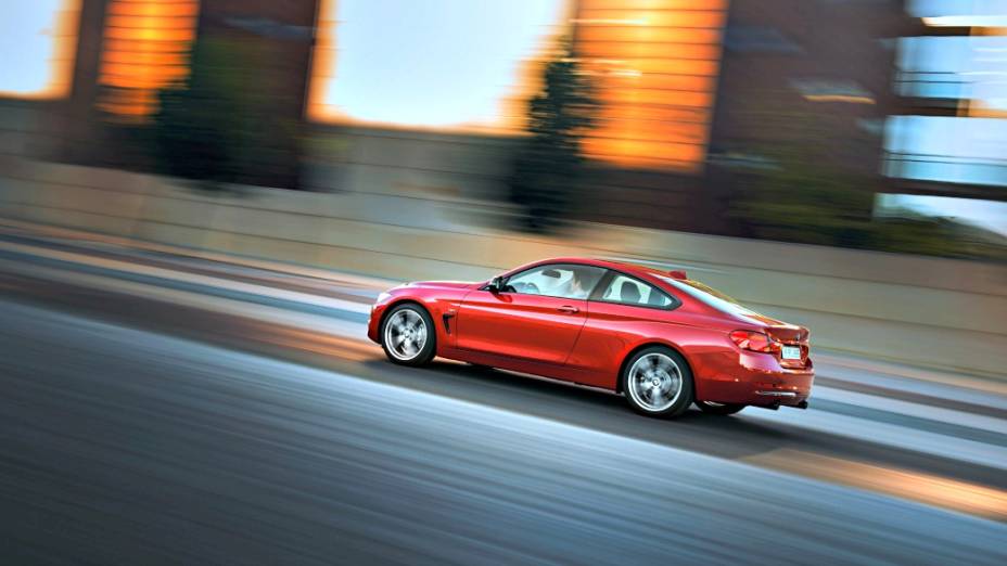 BMW Série 4 estreia nas lojas da Europa em outubro. Terá opções de motores turbo e aspirados, incluindo versões com tração traseira ou integral