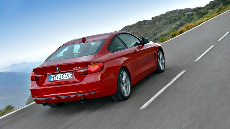 BMW Série 4 estreia nas lojas da Europa em outubro. Terá opções de motores turbo e aspirados, incluindo versões com tração traseira ou integral