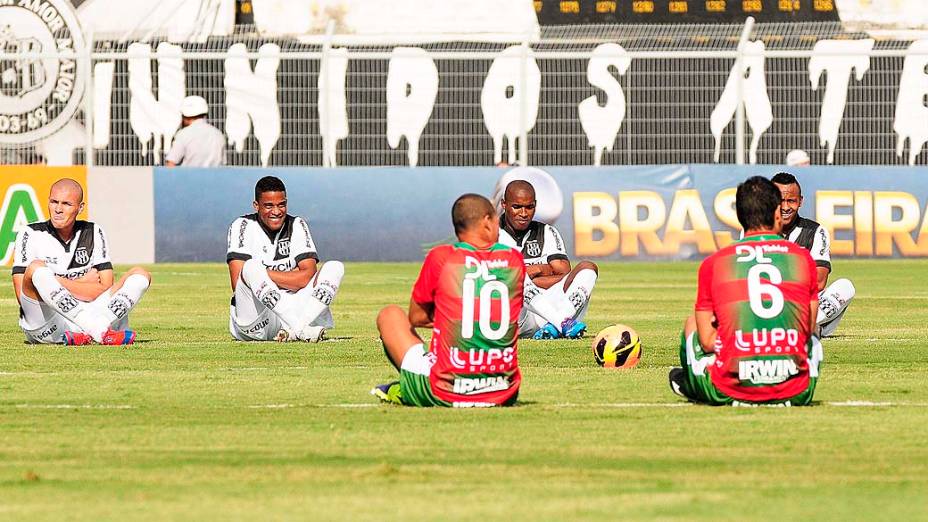 Jogadores realizam protesto pelo Bom Senso FC durante a partida entre Ponte Preta e Portuguesa, válida pelo Campeonato Brasileiro 2013, no Estádio Moisés Lucarelli, em Campinas