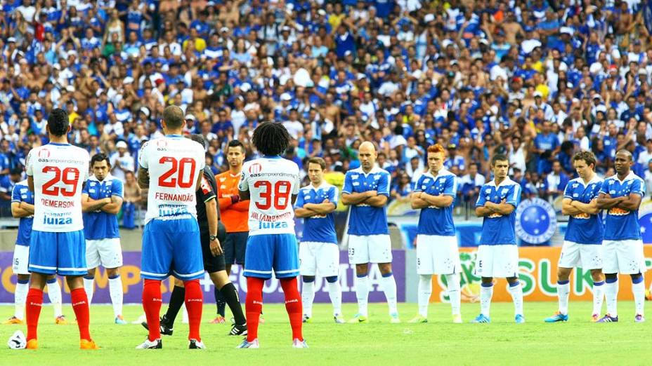 Jogadores realizam protesto pelo Movimento Bom Senso FC durante a partida entre Cruzeiro e Bahia, válida pelo Campeonato Brasileiro 2013, no Estádio Arena Mineirão, em Belo Horizonte