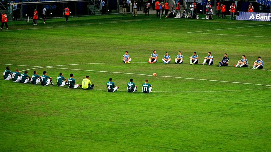 Jogadores realizam protesto pelo Movimento Bom Senso FC durante a partida entre Grêmio e Goiás, válida pelo Campeonato Brasileiro 2013, realizada na Arena do Grêmio