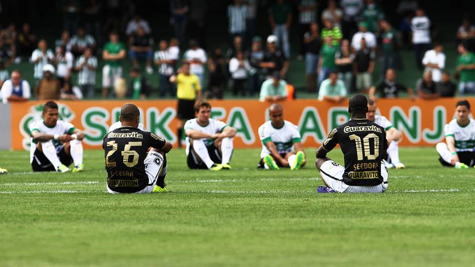 Jogadores realizam protesto pelo Movimento Bom Senso FC durante a partida entre Coritiba e Botafogo, válida pelo Campeonato Brasileiro 2013, realizada no Estádio Couto Pereira