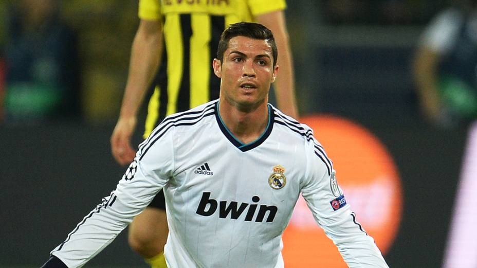 Cristiano Ronaldo pede falta durante partida  contra o Borussia Dortmund