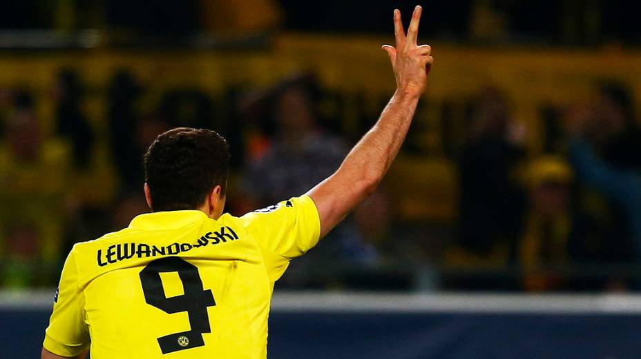 Lewandowski comemora gol durante partida do Borussia Dortmund contra o Real Madrid