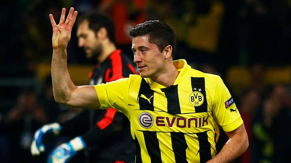 Lewandowski comemora quarto gol durante partida do Borussia Dortmund contra o Real Madrid