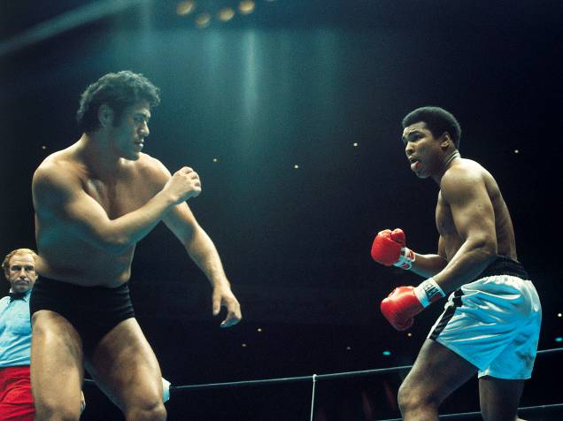 O boxeador Muhammad Ali enfrenta o wrestler Antonio Inoki, em junho de 1976 em Tóquio. Após 15 rounds, a luta terminou empatada