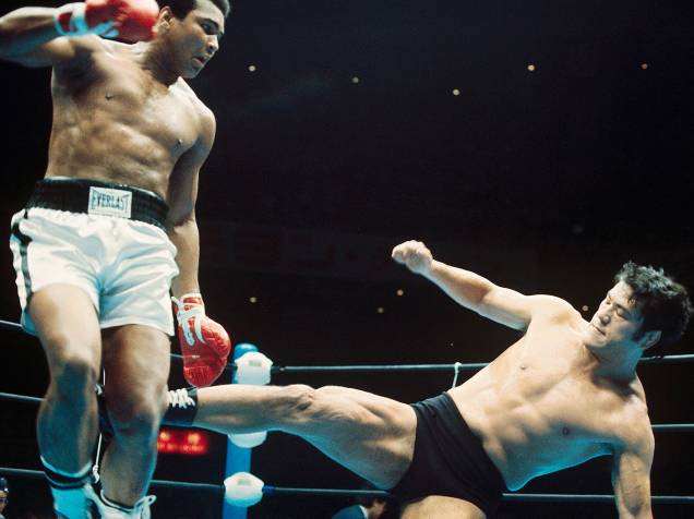 O wrestler japonês, Antonio Inoki, acerta um golpe no boxeador Muhammad Ali, em junho de 1976 em Tóquio