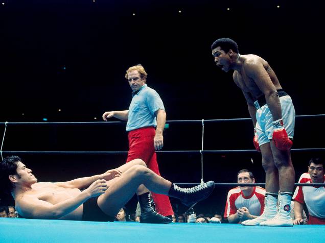 O wrestler Antonio Inoki luta com o boxeador Muhammad Ali em junho de 1976, em Tóquio