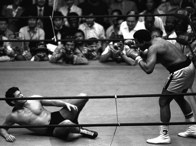 O boxeador Muhammad Ali e o wrestler japonês Antonio Inoki, se enfrentam em junho de 1976, em Tóquio