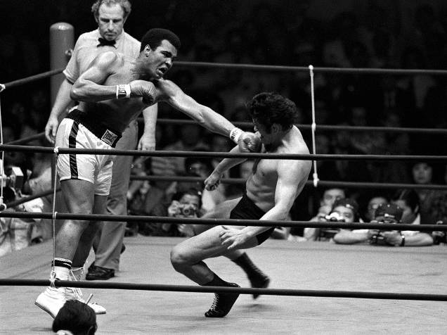 O boxeador Muhammad Ali acerta um golpe no wrestler Antonio Inoki, em junho de 1976 em Tóquio