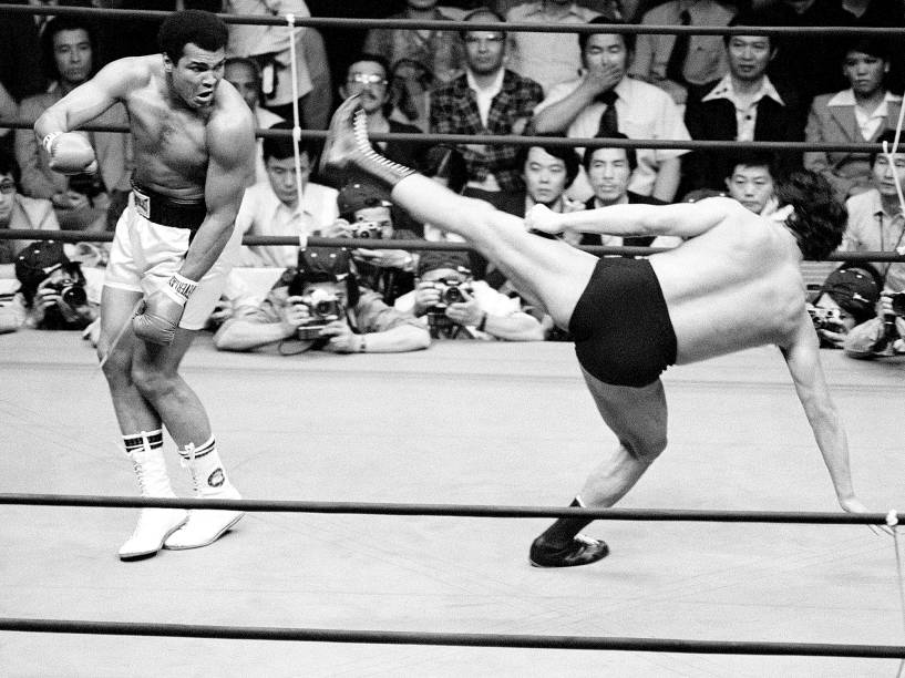 Muhammad Ali se esquiva de um golpe dado por Antonio Inoki, na luta entre Boxe vs Wrestling em junho de 1976, em Tóquio