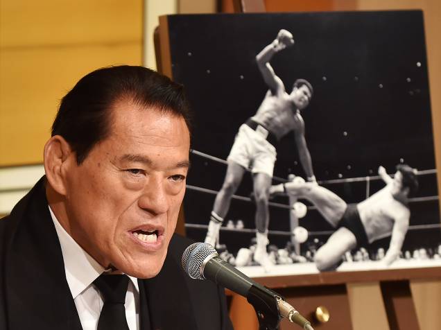 O parlamentar japonês e ex-lutador Antonio Inoki fala sobre a morte de Muhammad Ali, em Tóquio