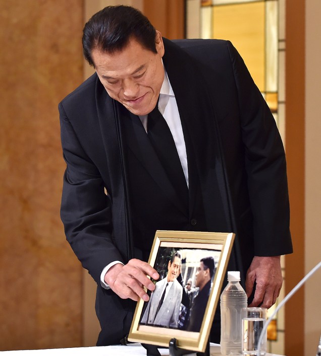 O parlamentar japonês Antonio Inoki, mostra uma foto sua com Muhammad Ali tirada em 1995, durante uma coletiva em que falou sobre a morte do ex-boxeador, em Tóquio