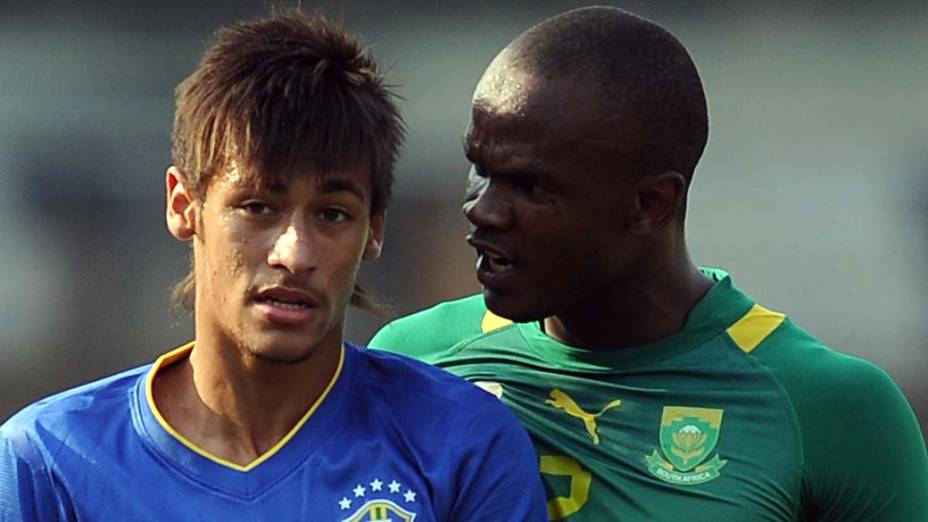 Neymar e Dino, da África do Sul, durante amistoso no Morumbi